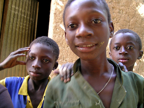 Jungs in einer Schule in Ghana